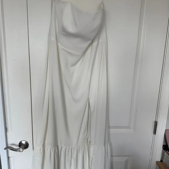 Elegant White Strapless Dress - Picture 2 of 3